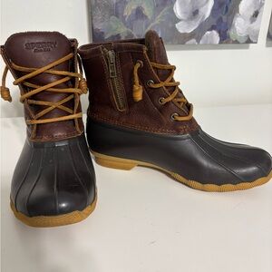 Sperry women’s Dark Brown and Black Lace-Up Duck Boots size 8 waterproof bottom